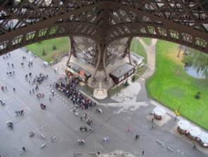 Un des quatre pieds de la tour Eiffel, vu depuis le 1er tage